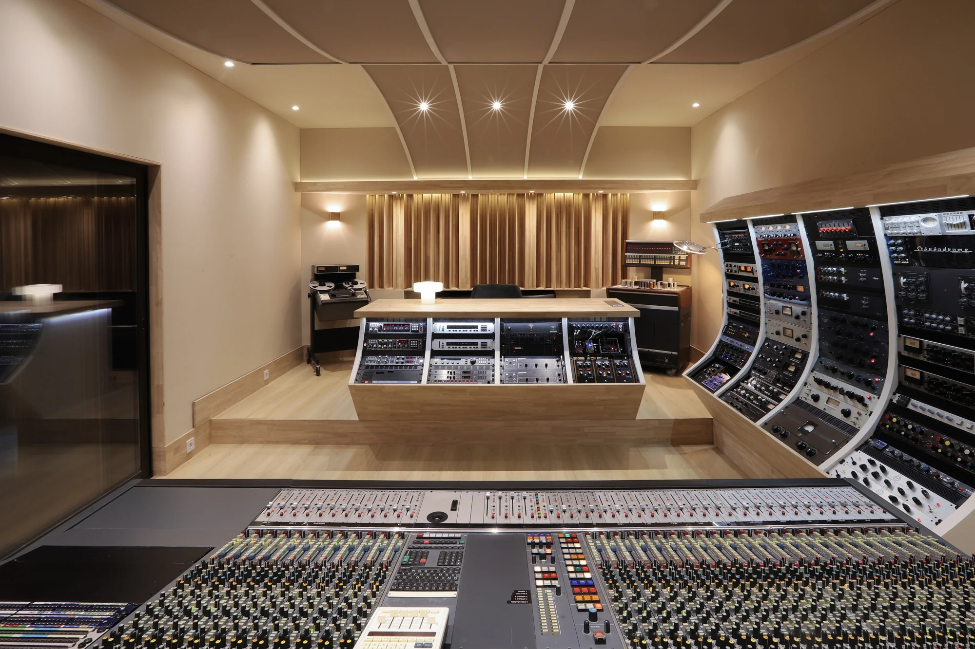 La régie du studio avec sa console et ses équipements