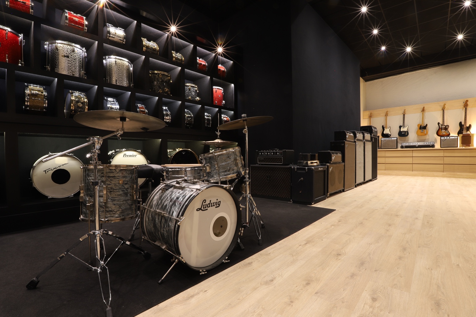 Batterie Ludwig, collection de caisses claires et amplificateurs dans la live room du Superphonic