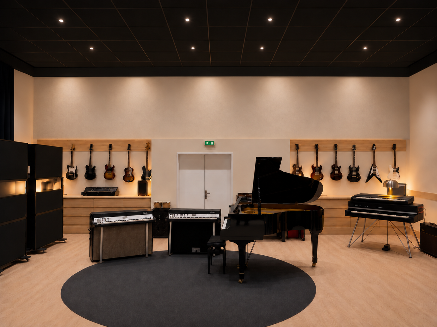 Piano à queue au centre de la live room, entouré de guitares, de claviers et d’amplificateurs