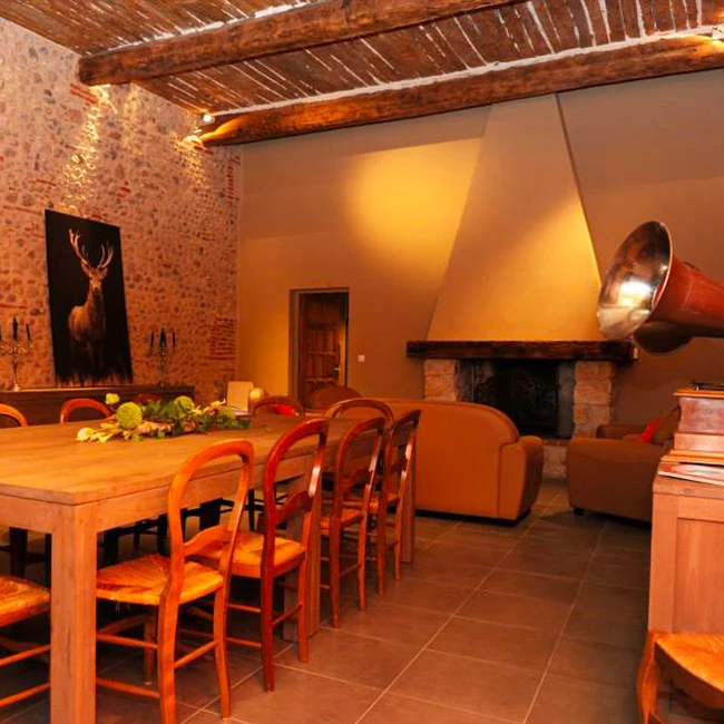 Le salon et la salle à manger du gîte du Château Nadal Hainaut